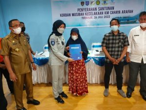 Dewi Aryani Suzana Direktur Operasional Jasa Raharja, Serahkan Santunan Meninggal Dunia Korban KM Cahaya Arafah