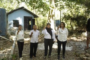 Dukung Program 5 P, Lurah Oenesu  &  Gandeng Mahasiswa Bersihkan Lokasi Wisata Air Terjun.