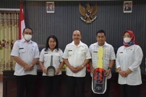 Wujudkan Pelayanan Prima,Walikota Kupang Serahkan 2 Mobil Ambulans   &  5 Buah Motor Untuk Operasional Puskesmas Alak dan Bakunase