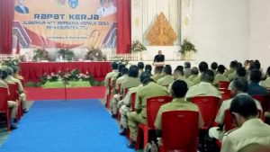 Jelang HUT RI ke-77, Gubernur VBL Bagikan  Ratusan Bendera Merah Putih Bagi Warga TTU