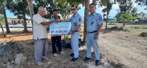 Sukseskan Program TJSEL,  Jasa Raharja NTT Serahkan Bantuan Bagi Gereja St.Petrus Haukoto