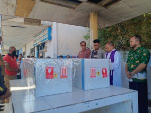 Bupati Juandi      Terima Langsung Dua Korban Terdampar Kapal  Di Bandara Eltari Kupang