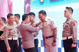 Sukses Jalankan Tugas, Kapolri Berikan Tanda Kehormatan Bhayangkara Lalu Lintas Polri kepada Dirut Jasa Raharja Rivan A. Purwantono