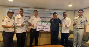 Dukung Pelestarian Lingkungan, Jasa Raharja Serahkan Bantuan Anakan Pohon ke  ASDP Cabang Sape