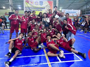Bunda Julie Bantu Tiket Pesawat Tim Renang Ende, Tim Basket Ende dan Ngada Dapat Bonus Uang Tunai