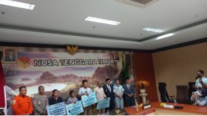 Kepala Jasa Raharja & Wakil Gubernur NTT Serahkan   Santunan Secara Simbolis   Kepada Korban Kapal Cantika 77