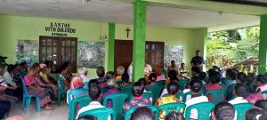 Kepada Lansia di Kelurahan Fatubenao, Pena Batas RI – RDTL  &  IJTI NTT Berbagi Kasih Jelang Hari Pers Nasional