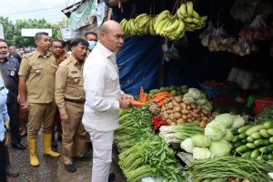 Kendalikan  Harga Kebutuhan pokok,  Gubernur & George  Hadjoh, Pantau Pasar  Kasih Naikoten