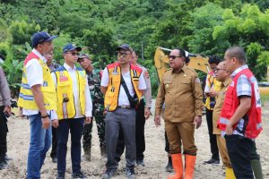 Perlancar  Akses Jalan   Transnusa Timor, Wagub NTT Minta  Jalur Alternatif  Takari DiSelesaikan  Sesuai Target