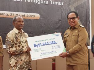 Wakil   Gubernur NTT Serahkan Santunan Kematian  Bagi Tiga Peserta BPJS Tenaga Kerja