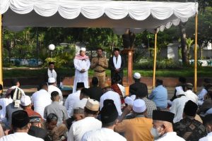 Temui Jamaah Usai Sholat IED, Penjabat Walikota Ajak Semua Komponen  Sinergi Percepat Bangun Kota Kupang