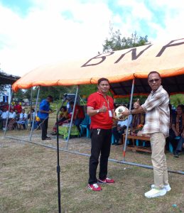 Usman Husin  Serahkan  Bantuan  Bola Kaki Dalam  Pembukaan Liga  Pelajar SMA/SMK  Se-Kabupaten Kupang