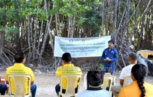 Pulihkan Lingkungan Penjabat Walikota Kupang  Dengan Rektor  Undana Tanam Bakau di Pantai Oesapa