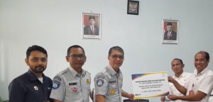 Sukseskan Program TJSL,   Kepala Jasa Raharja Cabang NTT Serahkan 3 Unit    Alat Bantu Kursi Roda Di  RSUD Soe