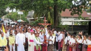 OMK Se – Keuskupan Atambua Lakukan Perarakan Salib Indonesian Youth Day