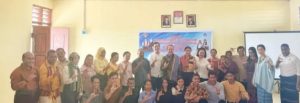 Anggota DPR RI  Julie Sutrisno Laiskodat Berikan  Bantuan Beasiswa Bagi Lima  Siswa Asal SMA Kupang  Lanjutkan Pendidikan Di   IPMI