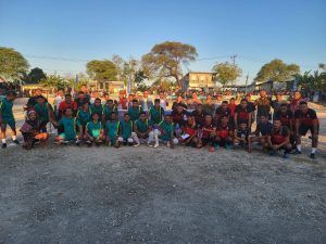 Usman Husin  & Sejumlah  Warga   Sukses Kerjakan Lapangan  Bola Kaki Mini di Manutapen