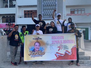 Jelang HUT RI Ke-78, Relawan Teman Jeriko Bagi-Bagi Bendera Merah Putih untuk Masyarakat Kota Kupang