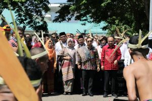 Penjabat Gubernur NTT Ayodhia Kalake Tiba di Kupang Gunakan Motif Mabuna