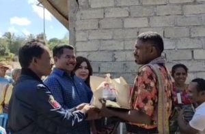 Peduli sesama, Martinus Siki Serahkan Bantuan sembako Bagi  Penyandang Disabilitas Di TTU