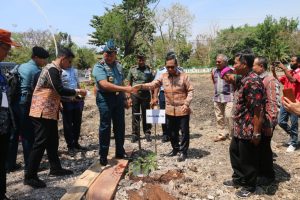 Pj. Gubernur Dampingi Menhub Menanam Anakan Cendana Serta Meninjau Bandara El Tari Kupang