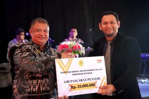 Pj.Walikota Hadiri Kebaktian & Serahkan Bantuan  Di GBI Pancaran Penyeru  Sikumana