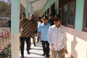 Pj. Gubernur NTT Ayodhia Kalake Tinjau Lokasi Kerusakan Dampak Gempa Bumi
