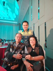 Hengky Lianto Terima Pos Kupang Award 2023 sebagai Tokoh Penggerak Perkebunan  di NTT