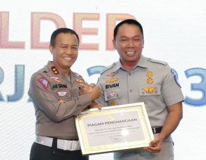 Kepada Stakeholders dan Mitra Kerja yang Konsisten Mendukung Tugas dan Fungsi Perusahaan