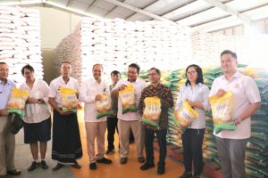 Pj. Gubernur Memantau Harga Komoditi di Pasar dan Tinjau Gudang Bolok Tenau
