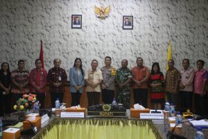 Korinus Masneno  Apresiasi Kinerja   SKPD Lingkup  Kabupaten Kupang Yang Berhasil Turunkan Angka Stunting 12, 35 % Dari 32, 33 %