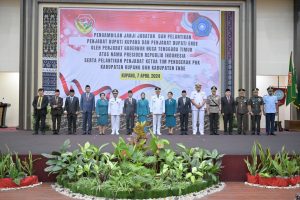 Lantik Penjabat Bupati Kupang dan Ende, Ayodhia Kalake Minta Berikan Pengabdian  & Pelayanan yang Tulus