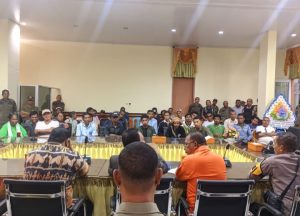 Aliansi Beri Kado Krans Bunga, dan  Tanya Dana Seroja Sebesar 229,9 Miliar Kepada Korinus Masneno