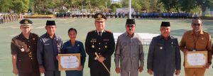Pj. Wali Kota Kupang Serahkan Penghargaan KOIN-YANLIK Saat Upacara Harlah Pancasila