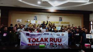 Forum  Jurnalis   NTT Gelar Aksi  Desak DPR RI Segera Batalkan Rancangan  Revisi   UU Penyiaran