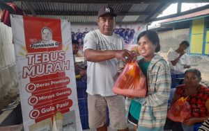 Tim Relawan Fransiscus Go  &  Warga  Gelar  Program TEBUS MURAH Di  Lembata