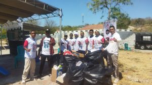 Puluhan Relawan Aksi Bersih Sampah Seusai Deklarasi Jeriko-Adinda di Alun-Alun Kota Kupang  : Wujud Peduli Kebersihan Lingkungan