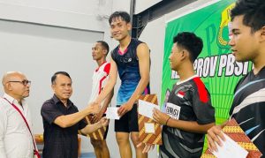 Alex Funay   Serahkan    Hadiah  Uang Tunai 20 Juta  Bagi Atlet Bulutangkis   Berhasil Raih Juara Dalam Kejurprov