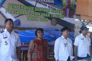 Perkuat Ekonomi Keluarga,  Pj.Bupati Kupang Serahkan Sarana Prasarana perikanan Tangkap Bagi 54 Kelompok Nelayan