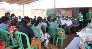 Dharma Wanita Persatuan Undana Gelar Bakti Sosial :  Sentuhan Kasih di Kampung Pemulung