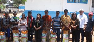 Peduli Bagi Sesama, Pemkab Kupang  Serahkan  Bantuan Beras Premium  Bagi KK Miskin di Semau