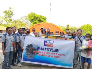 Peduli Bagi Korban Erupsi Gunung Lewotobi, Bank NTT Serahkan Sejumlah Paket Sembako