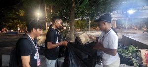Relawan Jeriko-Adinda Bersihkan Sampah Usai Kampanye Akbar di Alun-Alun Kota