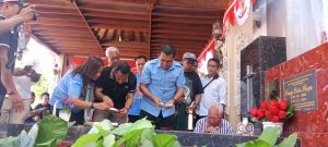 Melki Laka Lena Nyekar ke Makam Frans Lebu Raya, Siap Mewarisi Spirit Perjuangan Membangun NTT Tercinta