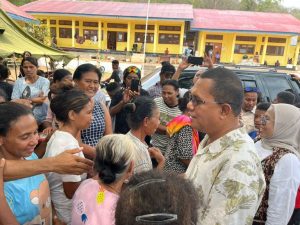 Peduli Bagi Sesama, Melki Laka Lena Salurkan 10.119  Nasi Kotak  Bagi  Pengungsi Erupsi Gunung Lewotobi