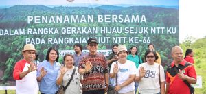 Tanam Bersama dalam Aksi Gerakan Hijau Sejuk NTT Ku, Pj. Gubernur NTT Ajak Masyarakat NTT untuk Gemar Menanam