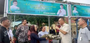 Peduli Bagi Sesama,    Anggota DPR RI  Usman Husin Serahkan  20 Unit Tenda Bagi   Pelaku UMKM di Kelurahan Fontein