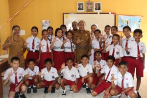 Kunjungi SDK & SMPK St. Familia, Pj. Wali Kota Sampaikan Tiga Kunci Sukses dalam Hidup