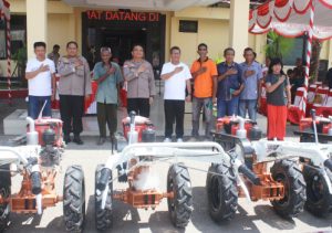 Dukung Program Swasembada   Pangan, Bupati Kupang  Dan  Kapolres Serahkan Hand Tractor  Bagi Kelompok  Tani