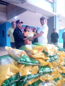 Usman husin   Bersama Relawan Serahkan Bantuan  150  Karung Beras   Dan Paket Sabun Bagi   Korban  Longsor  dan Paket Sabun  di Gor Nekmese TTS